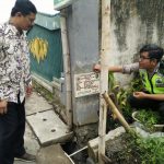 Anggota Bhabin Polsek Batu Polres Batu Mengawal DD Dan Meninjau Proyek Pembangunan Drainase