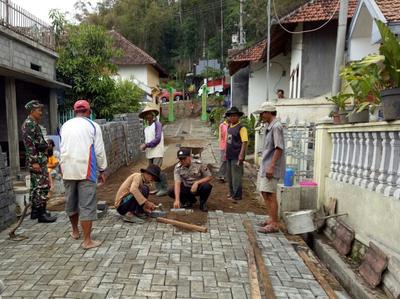 Wujud Pengawalan Dana Desa Binmas Polsek Batu Kota Polres Batu Gotong Royong Pemasangan Paving