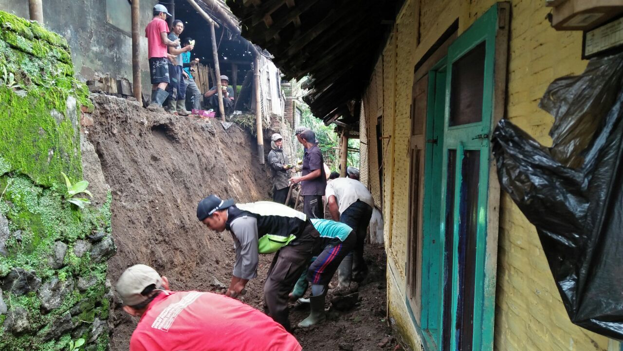 Binmas Polsek Pujon Polres Batu Kerja Bakti Di Dusun Dadapan Kulon Desa Bendosari