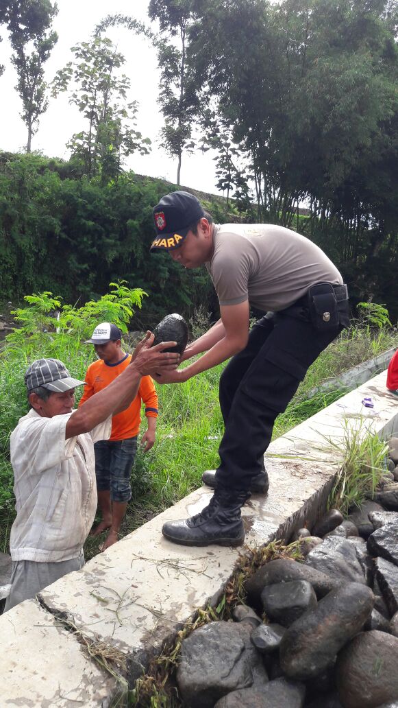 Polsek Junrejo Polres Batu Melaksanakan kerja Bakti Membantu Warga Terkena Bencana Banjir