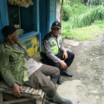 DDS Bhabinkamtibmas Desa Mulyorejo Binluh Ke warga yang Sedang Mencari Rumput