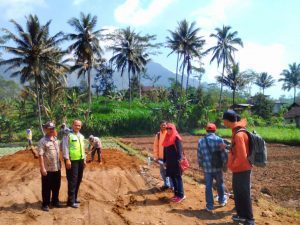 Polsek Ngantang Polres Batu Turut Serta Awasi Pembangunan Penangkaran Burung di Waturejo