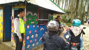 Anggota Polsek Bumiaji Polres Batu Patroli Wisata Berikan Himbauan Kamtibmas
