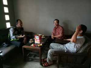 Anggota Bhabinkamtibmas Polsek Pujon Polres Batu Giatkan Silaturrahmi Sambang Ke Tokoh Masyarakat Desa Binaan