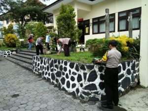 Anggota Polsek Junrejo Polres Batu Kerja Bakti Bersama Sama di Lingkungan Mako