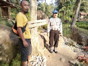 Kanit Provos Polsek Kasembon Polres Batu Bersama Mantri Pemangku Hutan Larahadi Laksanakan Patroli Wisata
