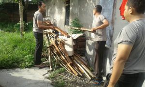 Anggota Polsek Kasembon Polres Batu Giatkan bersih bersih Lingkungan Mako