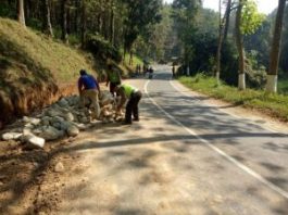 Anggota Polsek Kasembon Polres Batu Bantu Masyarakat Tepikan Material Batu Berikan Pelayanan Masyarakat