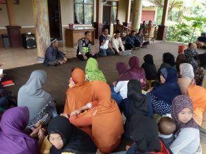 Anggota Bhabinkamtibmas Polsek Pujon Polres Batu Silaturrakhmis Sambang Binluh Pemuda