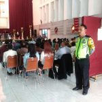 Anggota Bhabinkamtibmas Polsek Batu Kota Polres Batu Bantu Melakukan Giat Pengamanan Ibadah Di Gereja Guna Berikan Rasa Aman Saan Beribadah