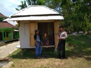 Bhabinkamtibmas Polsek Junrejo Polres Batu Laksanakan Sambang ke Pemukiman Padat Penduduk Sampaikan Pesan Kamtibmas