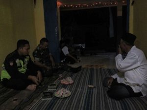 Anggota Bhabinkamtibmas Polsek Kasembon Polres Batu Bersama Babinsa Sambang Binluh Dengan TOMAS