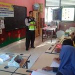 Anggota Bhabinkamtibmas Kelurahan Songgokerto Polsek Batu Polres Batu Memberikan Arahan Tentang Bahaya Narkoba Kepada Ibu Ibu