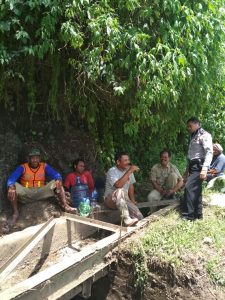 Bhabinkamtibmas Desa Mulyorejo Polsek Ngantang Polres Batu Sambang warga Dan Ikut Bangun Irigasi Pengawasan & Pengawalan Penggunaan Dana Desa