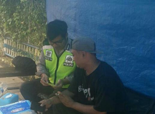 Anggota Polsek Batu Polres Batu Giatkan Wajib Kunjung Tokoh Pemuda Desa Binaan