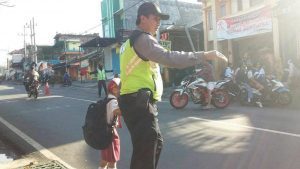 Anggota Polsek Bumiaji Polres Batu Lakukan Pelayanan Masyarakat Dengan Poros di Pagi Hari di Objek Vital