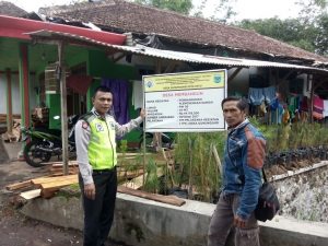 Anggota Polsek pujon Polres Batu DDS Dengan Warga Desa Binaan Dalam Rangka Kawal Dana Desa