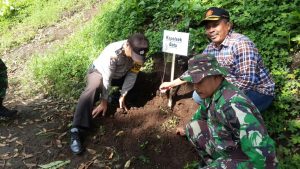Anggota Bhabinkamtibmas Polsek Batu Hadir Dalam Giatkan Penghijauan Bersama Bhabinsa Dan Perhutani Di Coban Rais