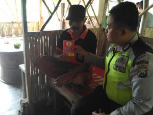 Anggota Polsek Batu Polres Batu Lakukan Penyuluhan ke Warga Desanya Juga Berikan Stiker dan Himbauan Kamtibmas