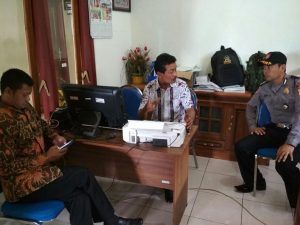 Anggota Bhabinkamtibmas Polsek Junrejo Polres Batu Sosialisasi Pelebaran Jalan Batu-Malang