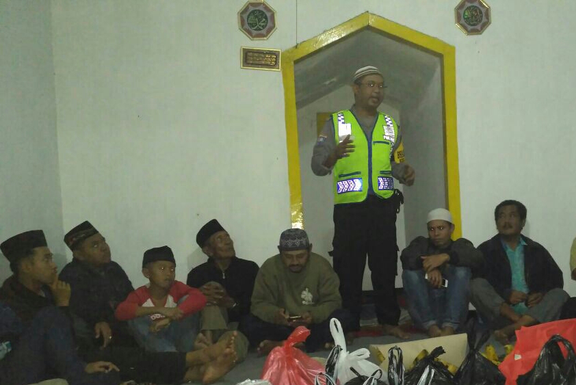 Anggota Bhabinkamtibmas Kelurahan Songgokerto Polsek Batu Polres Batu Melaksanakan Sosialisasi Paguyuban Pedagang Jagung Bakar