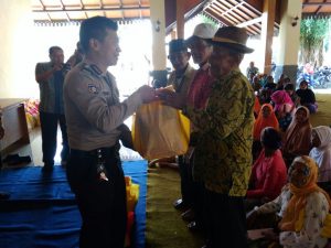Anggota Bhabinkamtibmas Pandanrejo Polsek Bumiaji Polres Batu Pengawasan Penyaluran Paket Sembako