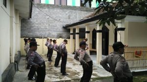 Anggota Polsek Ngantang Polres Batu Apel Pagi Di Lanjutkan Stretching Sebelum Melaksanakan Dinas