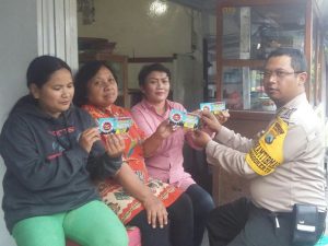 Bhabinkamtibmas Kel. Songgokerto Polsek Batu Kota Laksanakan Giat Rutin Kunjungan ke Warga Desa Binaannya Sampaikan Kamtibmas