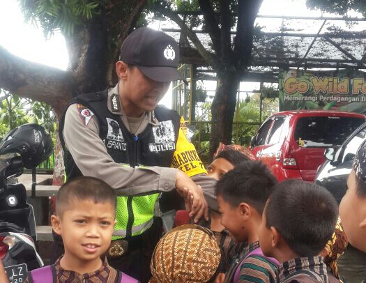 Polisi Sahabat Anak Bhabinkamtibmas Kelurahan Polsek Batu Polres Batu Menghadiri Ulang Tahun SD Negeri Temas 01 Kecamatan Batu