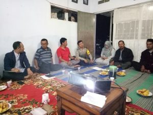 Para Anggota Bhabinkamtibmas Pendem Polsek Junrejo Polres Batu Menghadiri Musyawarah Dusun Sekar Putih