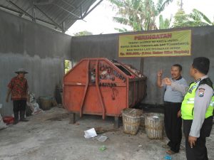Bhabinkamtibmas Polsek Batu Polres Batu Laksanakan Pengecekan ke TPS Pantau Proyek Dana Desa