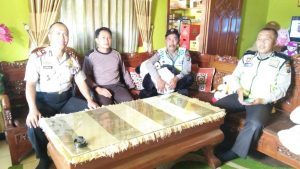 Kapolsek Ngantang Polres Batu Bersama Anggota Melaksanakan Patroli Sambang ke Tokoh Masyarakat Sampaikan Pesan Kamtibmas