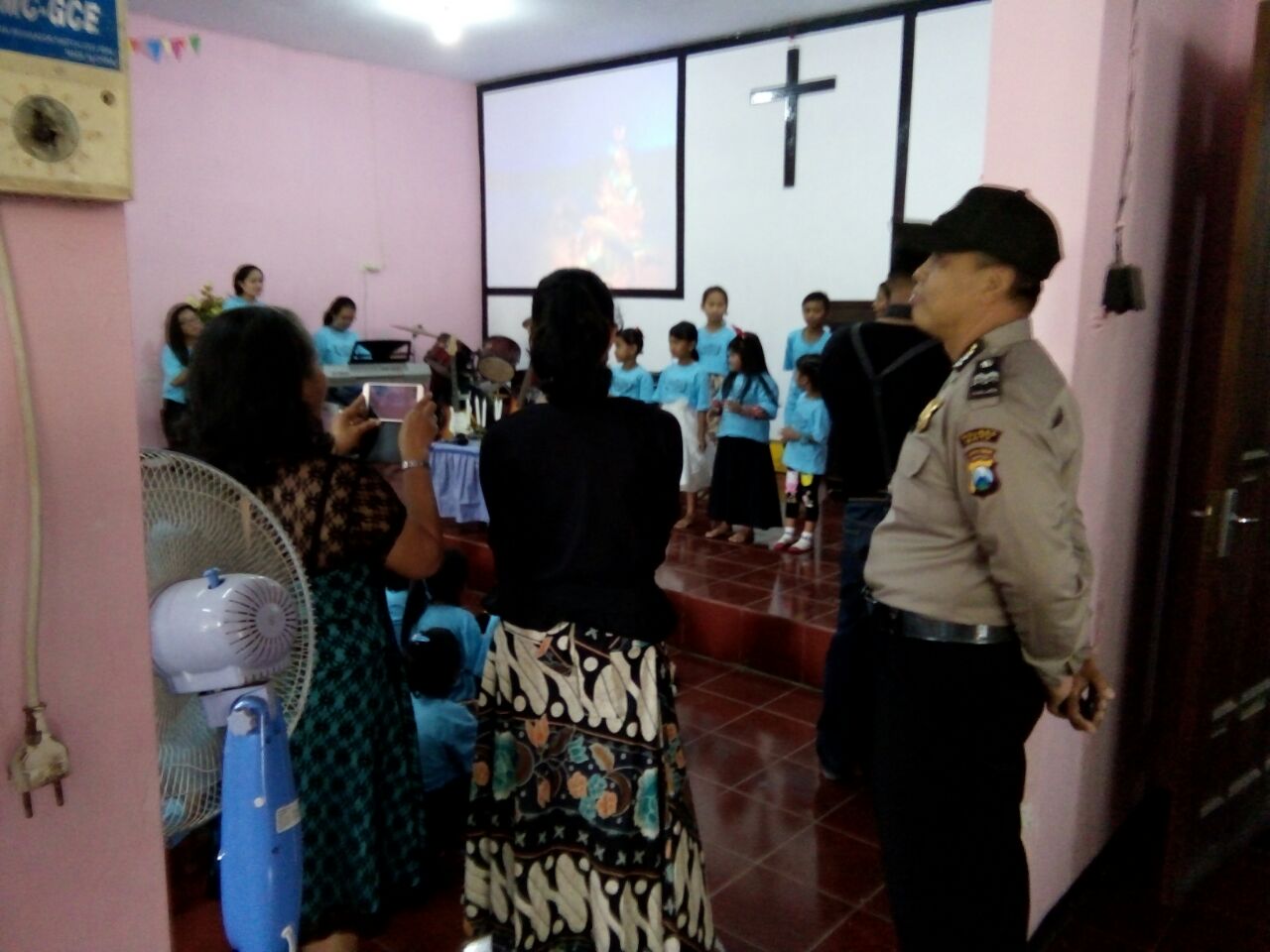 Anggota Polsek Ngantang Polres Batu melaksanakan Pengamanan giat Ibadah di Gereja GKJW