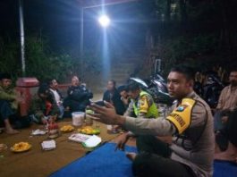 Bhabinkamtibmas Polsek Junrejo Polres Batu Lasanakan Kunjungan ke Kelompok Tani Sampaikan Harkamtibmas
