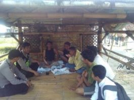 Bhabinkamtibmas Polsek Batu Polres Batu Lakukan Penyuluhan Pada Pemuda di Desannya Berikan Himbauan Kamtibmas