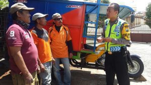 Bhabinkamtibmas Kel Temas Polsek Batu Kota Polres Batu Laksanakan Kunjung ke Bengkel Gerobak Sampah Sampaikan Pesan Kamtibmas