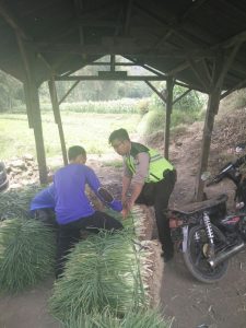 Bhabin Desa Pesanggrahan Polsek Batu Kota Polres Batu Lakukan Sambang ke Pedagang Bawang Guna Jalin Kemitraan