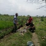 Anggota Bhabinkamtibmas Polsek Junrejo Polres Batu Lakukan Sambang di Pendem Guna Peninjauan Pembuatan Plengsengan