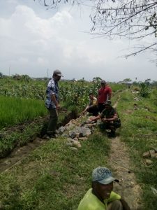 Anggota Bhabinkamtibmas Polsek Junrejo Polres Batu Lakukan Sambang di Pendem Guna Peninjauan Pembuatan Plengsengan