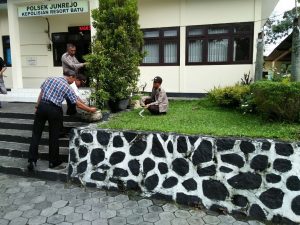 Polsek Junrejo Polres Batu Lakukan Giat Kerja Bhakti Lingkungan Mako