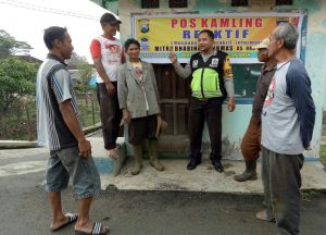 Bhabinkamtibmas Polsek Batu Kota Polres Batu Lakukan Penyuluhan Pentingnya Poskamling di Perkampungan Padat Penduduk