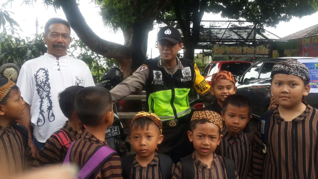 Polisi Sahabat Anak Bhabinkamtibmas Menghadiri Ultah SD Negeri Temas 01 Batu