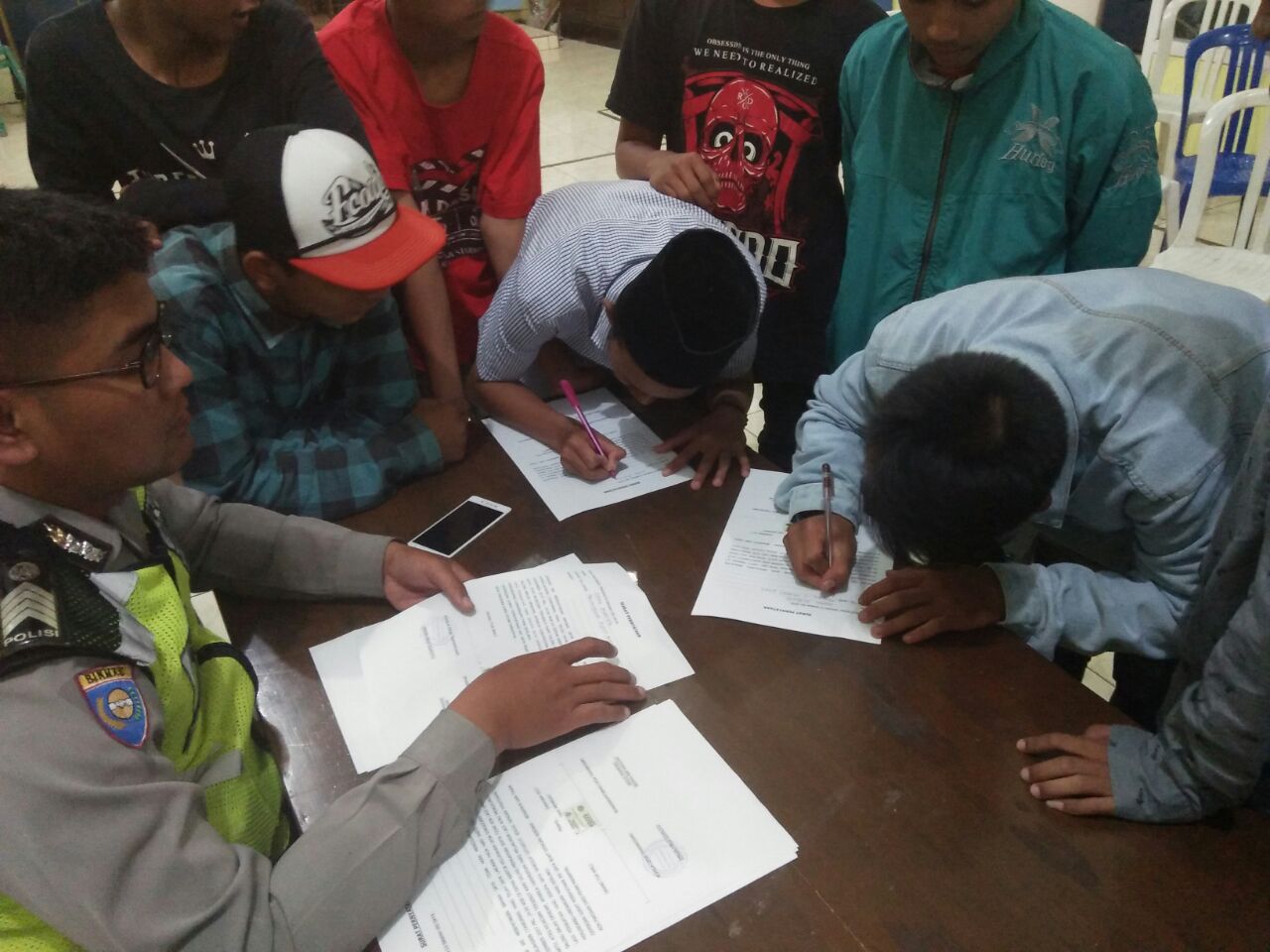 Anggota Bhabin Polsek Pujon Polres Batu Bersama Kasun Melakukan Pembinaan Ke Pemuda