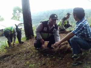 Bhabinkamtibmas Polsek Batu Kota Bersama Bhabinsa Laksanakan Penghijauan di Coban Rais