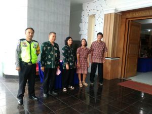 Bhabinkamtibmas Polsek Batu Kota Polres Batu Lakukan Pengamanan Ibadah KKR Natal di GSJA Maranatha Family