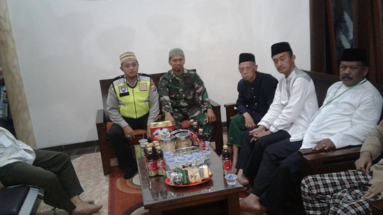 Anggota Polsek Ngantang Polres Batu melaksanakan PAM giat Pengajian Umum Dalam Rangaka Memperingati Maulid Nabi Muhammad SAW di Desa Kaumrejo