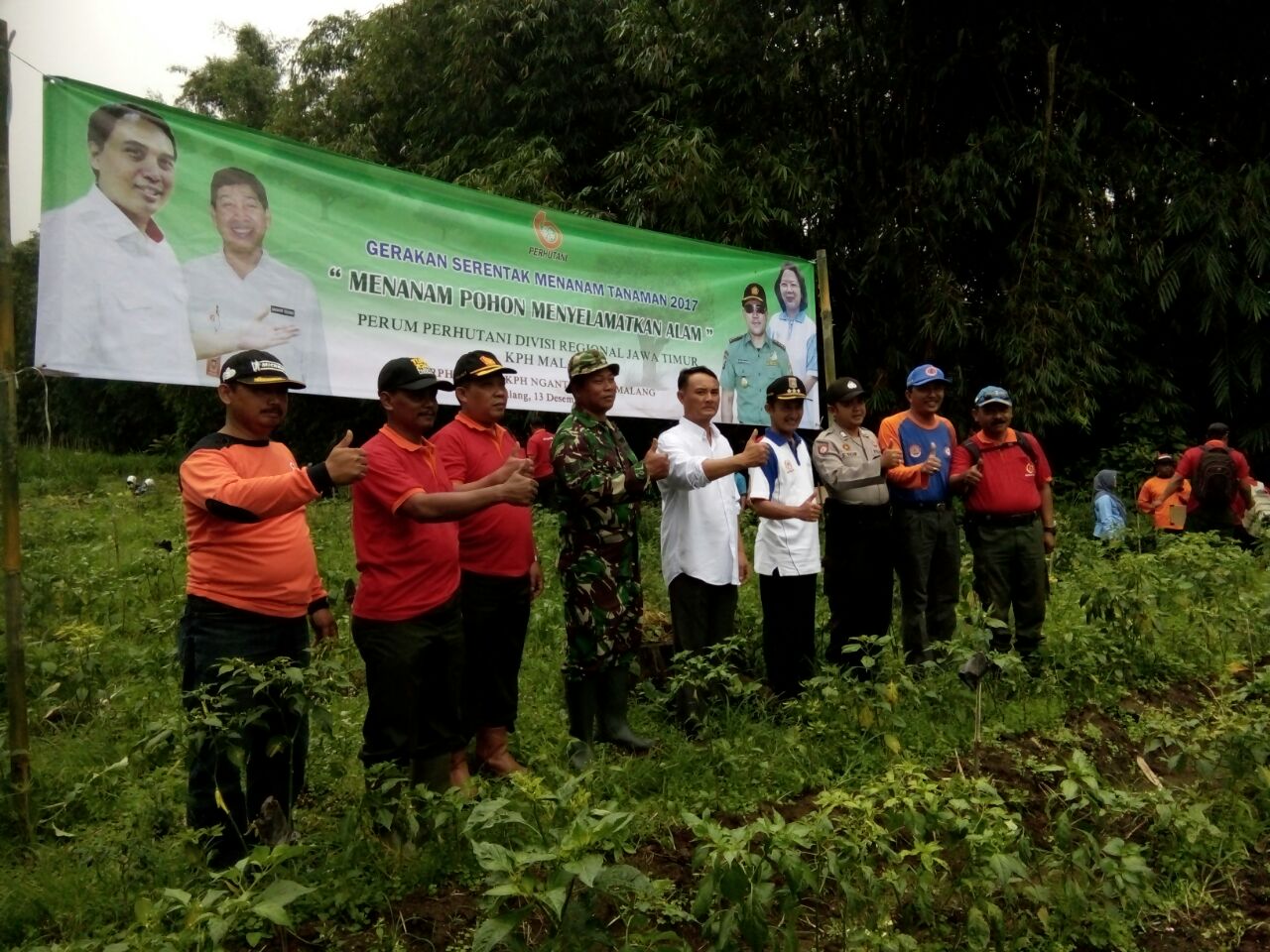 Anggota Polsek Ngantang Polres Batu Melaksanakan Kegiatan penanaman Pohon bersama Perhutani Di Desa Pagersari