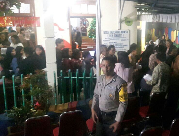 Bhabinkamtibmas Songgokerto Polsek Batu Kota Polres Batu Ikut Melaksanakan Pengamanan Perayaan Natal