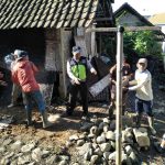 Bhabinlamtibmas Polsek Pujon Polres Batu Lakukan Kerja Bhakti Bedah Rumah  Berikan Pelayanan Prima Kepolisian