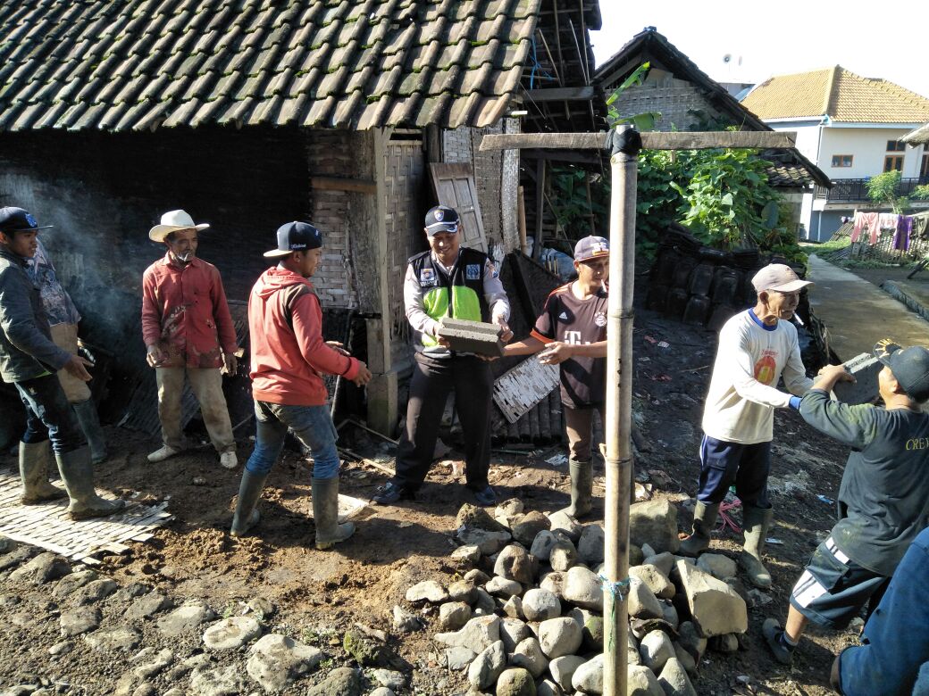 Anggota Bhabinkamtibmas Polsek Pujon Polres Batu Melaksanakan Kerja Bhakti Bedah Rumah